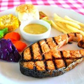 สเต็กปลาแซลมอนแปรรูปแช่แข็ง (frozen steak salmon) 