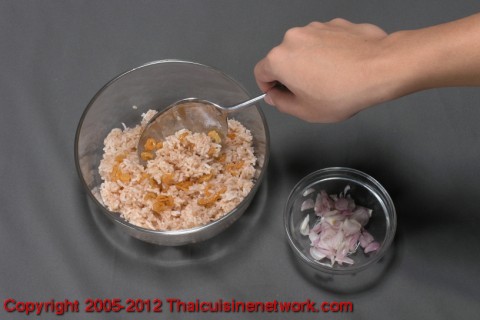 ใส่หอมซอยและกุ้งแห้งทอด 