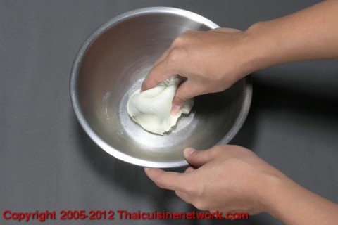 นวดแป้งกับน้ำ พอนุ่ม ปั้นเป็นก้อนกลมนาดเส้นผ่าศูนย์กลาง 1 นิ้ว