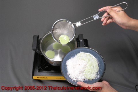 ตักขึ้นให้สะเด็ดน้ำ วางไว้บนมะพร้าวขูดขาวนึ่งสุก