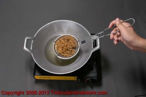 พอเหลือง ตักขึ้นพักให้สะเด็ดน้ำมัน ใช้รับประทานคู่กับแสร้งว่ากุ้ง