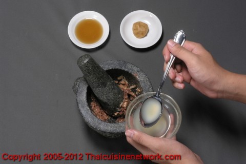 ใส่น้ำตาลปี๊บ น้ำปลา น้ำมะนาว ชิมรสเปรี้ยวเค็มหวาน