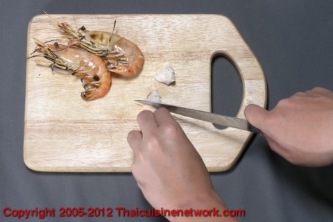 กุ้งเผาพอสุก หั่นเป็นชิ้นขนาด 1 เซนติเมตร