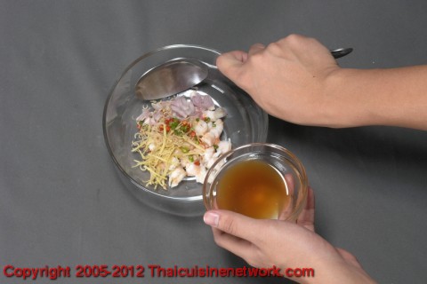 นำไปผสมกับกุ้งเผา หัวหอม ตะไคร้ ขิงซอย พริกแดง พริกขี้หนู คลุกให้เข้ากัน รับประทานกับปลาดุกฟู