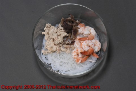 ปรุงรสด้วยน้ำปลา น้ำตาลทราย และน้ำมะนาว ชิมรสเปรี้ยว เค็ม หวาน ตามชอบ