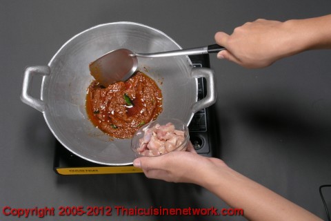ใส่ไก่ลงผัด