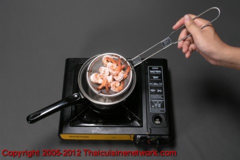 ล้างกุ้ง ปอกเปลือกไว้หาง ผ่าหลังดึงเส้นดำออก นำไปลวกพอสุก
