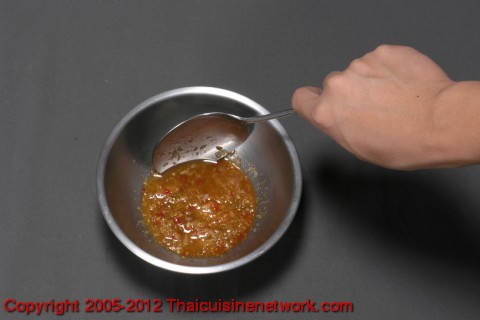 ปรุงรสด้วยน้ำปลา น้ำตาล น้ำมะนาว น้ำยำให้มีรสเผ็ดเปรี้ยวเค็มหวาน
