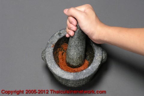 โขลกน้ำพริกแกงให้ละเอียด