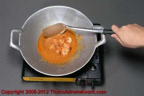 ใส่กุ้งลงผัดพอสุกตักใส่หม้อหางกะทิ ตั้งไฟพอเดือด 