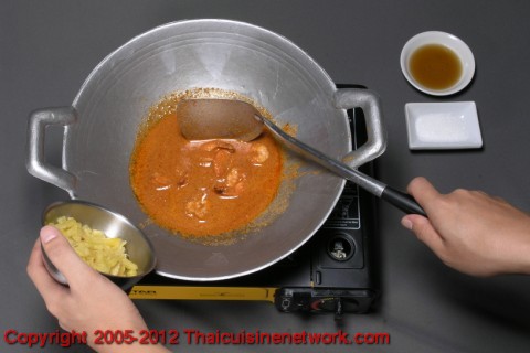 ใส่สับปะรด และปรุงรสด้วยน้ำปลา น้ำตาลปี๊บ ชิมรสเปรี้ยวเค็มหวาน