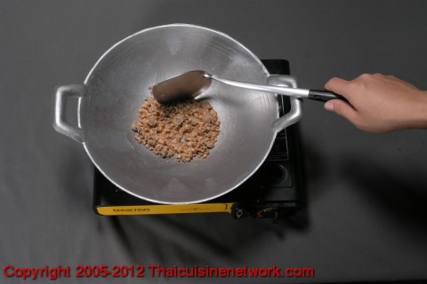 นำเนื้อสัตว์ที่เตรียมไว้ ตั้งไฟคนให้กระจาย พอเนื้อสัตว์สุก ปรุงรสด้วยน้ำปลา น้ำตาล และน้ำมะขามเปียก ชิมรสเปรี้ยวเค็มหวาน