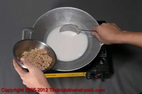 นำกะทิ 1 ถ้วย ใส่หม้อตั้งไฟพอเดือด  ใส่เครื่องข้อ 2