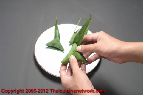 ห่อด้วยใบเตย เป็นรูปสามเหลี่ยม ใช้ไม้แหลมกลัดไว้