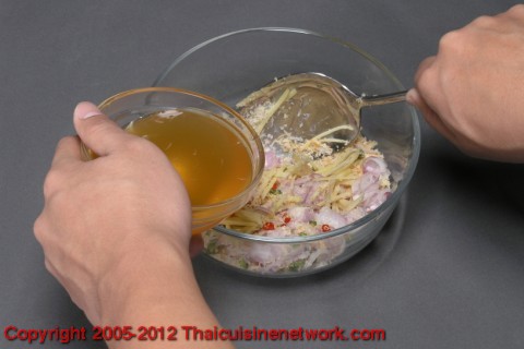 ปรุงรสด้วยน้ำปลา น้ำตาล และน้ำมะนาว ปรุงรสเปรี้ยวเค็มหวาน จัดใส่จาน รองด้วยผักกาดหอมและใบทองหลาง โรยหน้าด้วยผักชีและถั่วลิสง