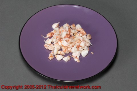 ล้างกุ้งให้สะอาด ปอกเปลือก ต้มพอสุก หั่นเป็นชิ้นพอควร