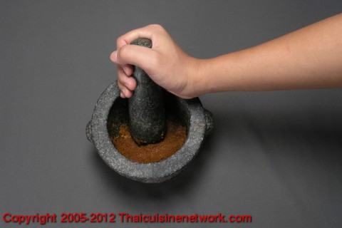 โขลกน้ำพริกแกงให้ละเอียด