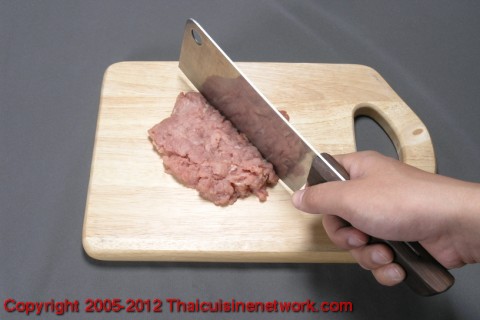 นำเนื้อหมูมาหั่นเป็นชิ้น ๆ แล้วสับหยาบ ๆ 
