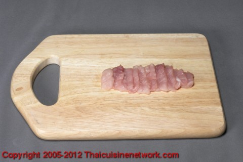 ล้างหมูให้สะอาดหั่นเป็นชิ้นบาง ๆ