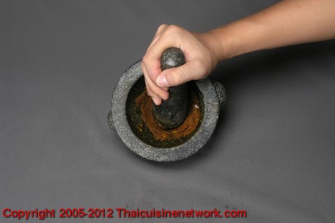 โขลกน้ำพริกแกงให้ละเอียด
