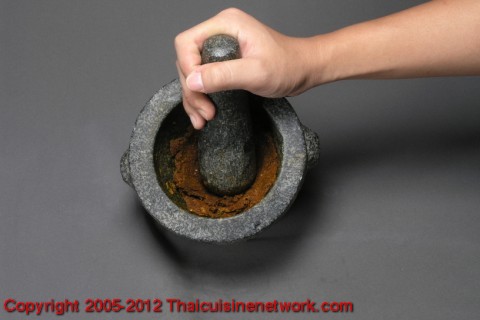 โขลกน้ำพริกแกงให้ละเอียด คั้นมะพร้าวให้ได้หัวกะทิ 1 ถ้วยตวง หางกะทิ 2 ถ้วยตวง
