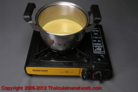 นำหางกะทิใส่หม้อตั้งไฟพอเดือดใส่เครื่องที่โขลกรอให้เดือดอีกครั้ง