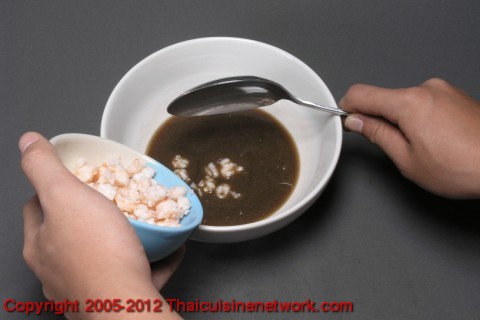 ล้างกุ้งให้สะอาด ปอกเปลือกต้มพอสุกหั่นเป็นชิ้น