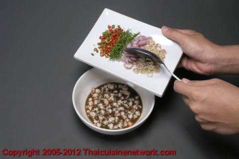 ใส่เครื่องที่ซอยไว้ทั้งหมดในน้ำบูดู ปรุงรสด้วยน้ำมะนาว น้ำตาลทราย ใส่กุ้ง เสริฟพร้อมผักเหนาะ