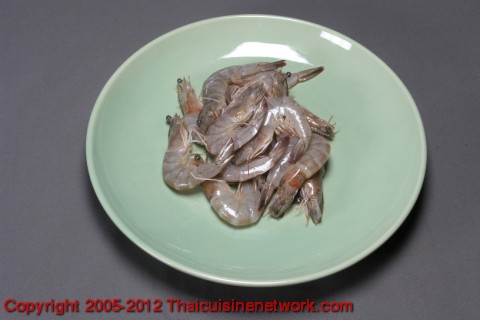 ล้างกุ้งให้สะอาด ตัดส่วนแหลมที่หัวกุ้งออก
