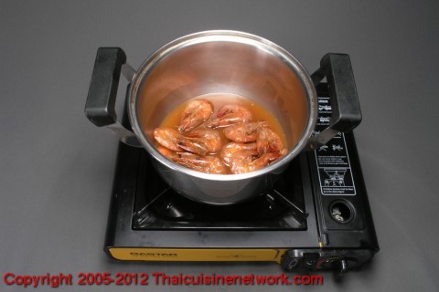 นำกุ้งใส่หม้อ ใส่น้ำตาลแว่น น้ำ เกลือ ตั้งไฟอ่อน ๆ จนแห้ง 