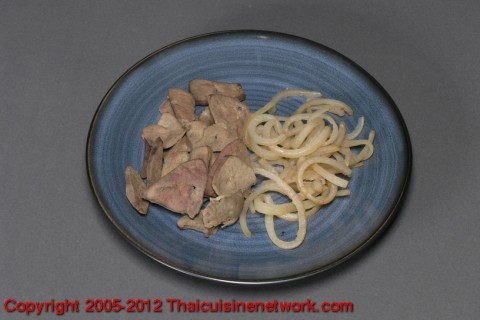 นำตับและหนังหมู ต้มให้สุก หั่นเป็นชิ้นบาง ๆ