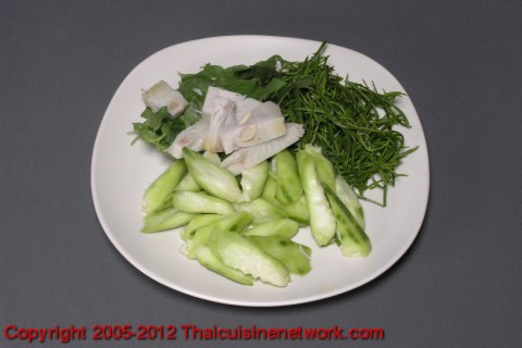 แกะไส้ในขนุนออก หั่นเป็นชิ้น บวบปอกเปลือกหั่นเป็นชิ้น