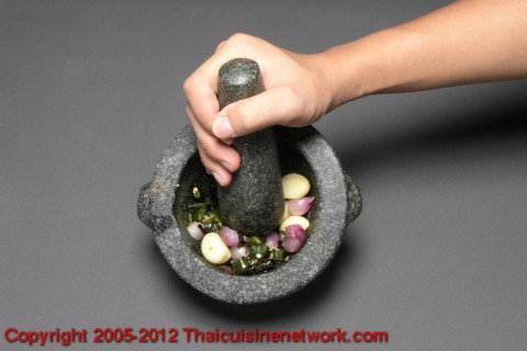โขลกพริกชี้ฟ้า หอมแดง กระเทียม ให้ละเอียด 
