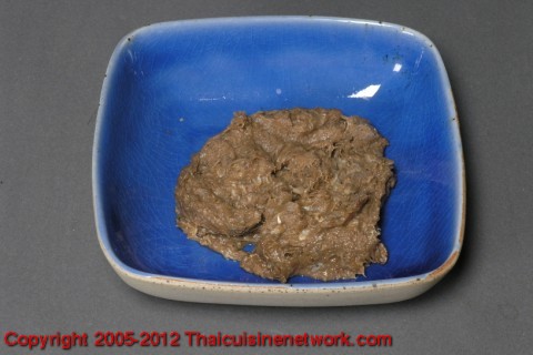 นำปลาร้ามาสับให้ละเอียด