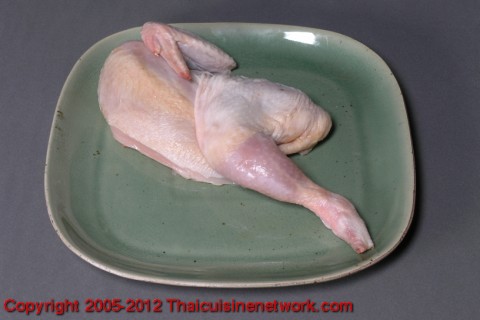 ล้างไก่ให้สะอาด เอาเครื่องในออกให้หมด ผ่าครึ่งตัว