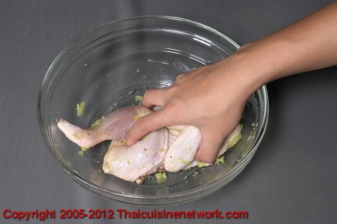 นำไปคลุกกับไก่ที่เตรียมไว้ ใส่น้ำปลา ซีอิ้วขาว พริกไทย หมักทิ้งไว้ 10-15 นาที
