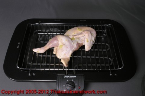 นำไก่ที่หมักไว้ ย่างบนเตาถ่านให้สุก เวลารับประทานสับเป็นชิ้น รับประทานกับน้ำจิ้ม วิธีทำน้ำจิ้โขลกพริกกับกระเทียมให้ละเอียด ปรุงรสด้วยน้ำปลา น้ำตาล น้ำมะนาว
