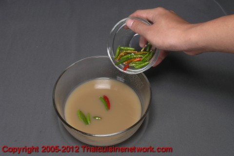 รับประทานกับข้าวปุ้น และผักสด ถ้าชอบเผ็ดให้โรยพริกป่น หรือพริกบุบ