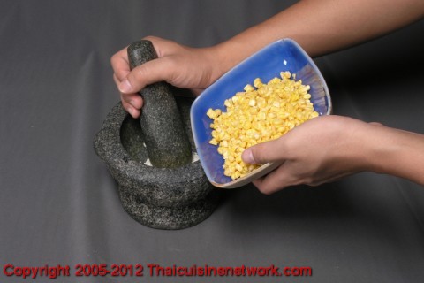 นำไปผสมกับข้าวโพด ปรุงรสด้วยน้ำตาลทราย และเกลือป่น เคล้าให้เข้ากัน