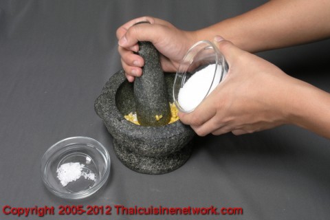 ห่อส่วนผสมด้วยกาบเปลือกข้าวโพดให้มิด 