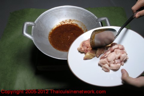 ตั้งกระทะใส่น้ำมัน ใส่เครื่องแกงผัดให้หอม ใส่เนื้อหมู เนื้อไก่ ผัดให้เข้ากัน 