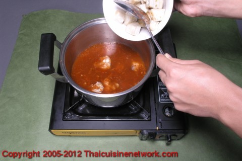 ใส่ซี่โครงหมู เนื้อหมู น้ำพริกแกง คนให้น้ำพริกแกงละลายทั่ว พอเดือดจึงใส่ขนุนอ่อน ลดไฟลง เคี่ยวจนขนุนสุกนุ่ม ใส่มะเขือส้มบุบ ใบชะพลู ชะอม